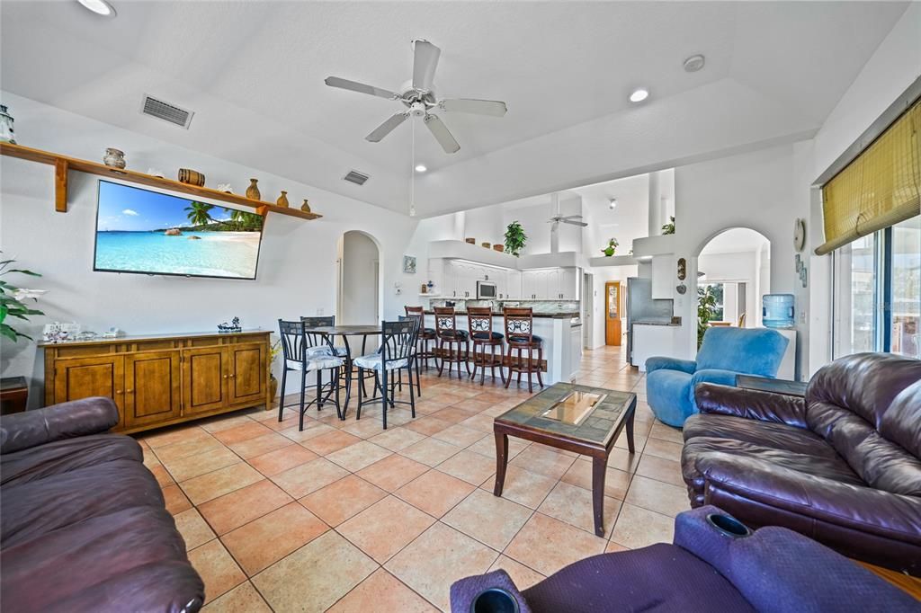 Activo con contrato: $400,000 (3 camas, 2 baños, 1821 Pies cuadrados)