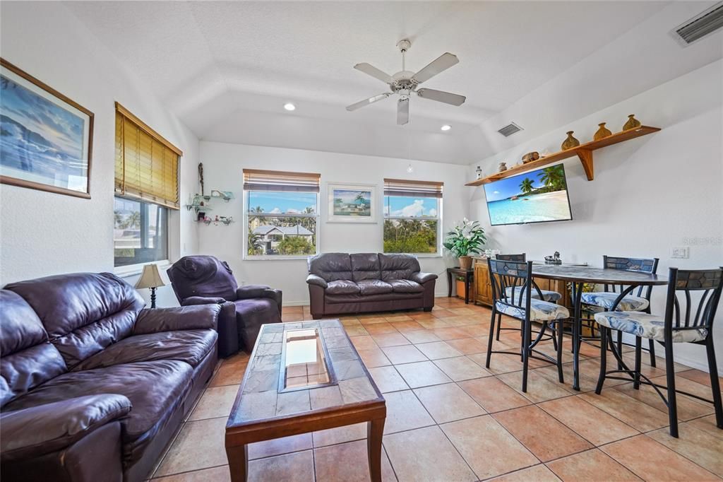 Activo con contrato: $400,000 (3 camas, 2 baños, 1821 Pies cuadrados)