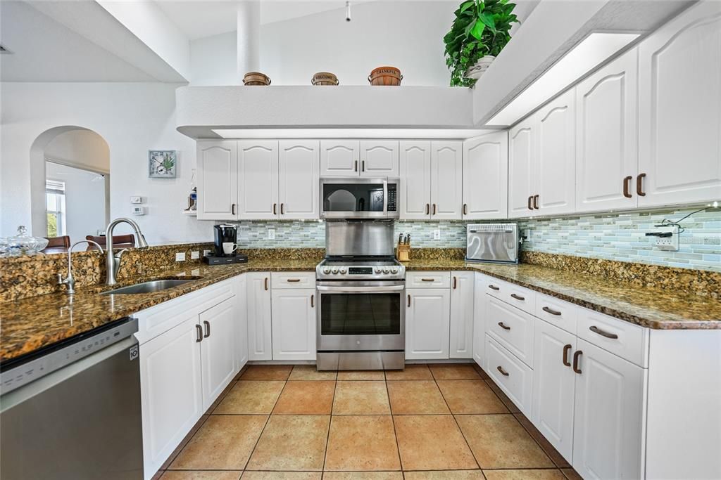 Activo con contrato: $400,000 (3 camas, 2 baños, 1821 Pies cuadrados)