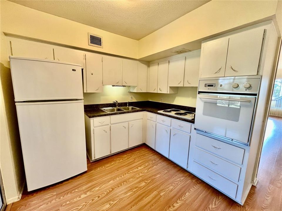 For Sale: $125,000 (2 beds, 1 baths, 1100 Square Feet)