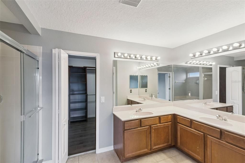 En Venta: $559,000 (4 camas, 2 baños, 2578 Pies cuadrados)