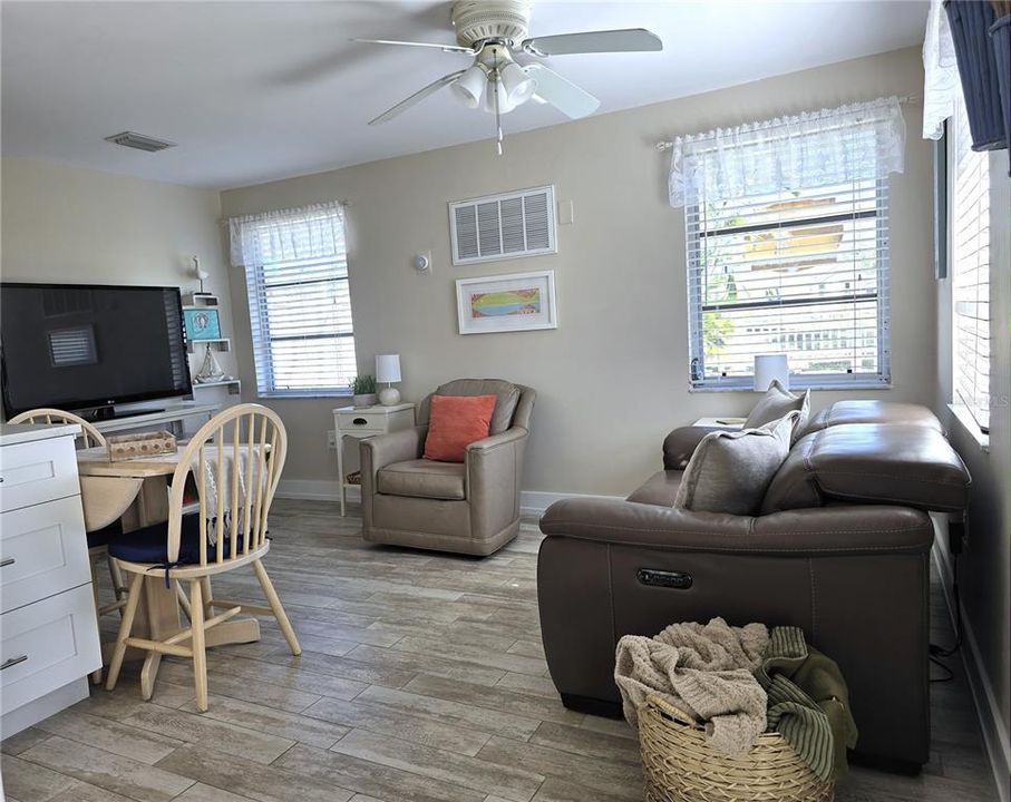 待售: $299,800 (1 贝兹, 2 浴室, 564 平方英尺)