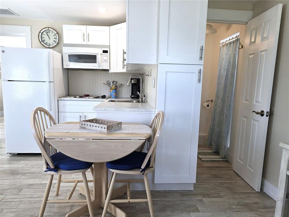 待售: $299,800 (1 贝兹, 2 浴室, 564 平方英尺)