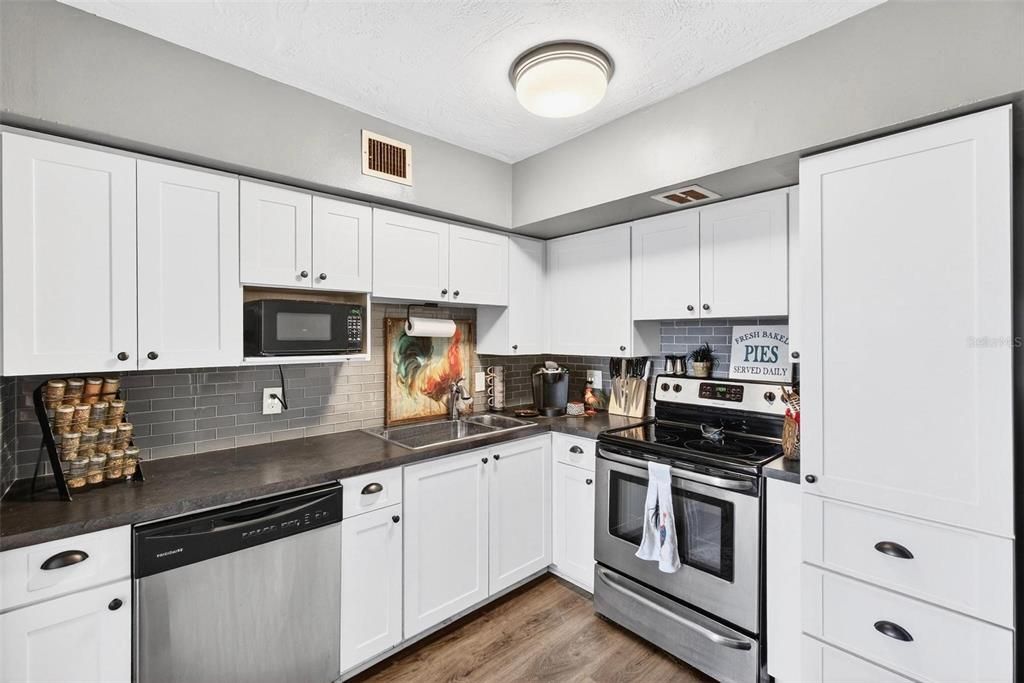 For Sale: $143,000 (2 beds, 1 baths, 1100 Square Feet)