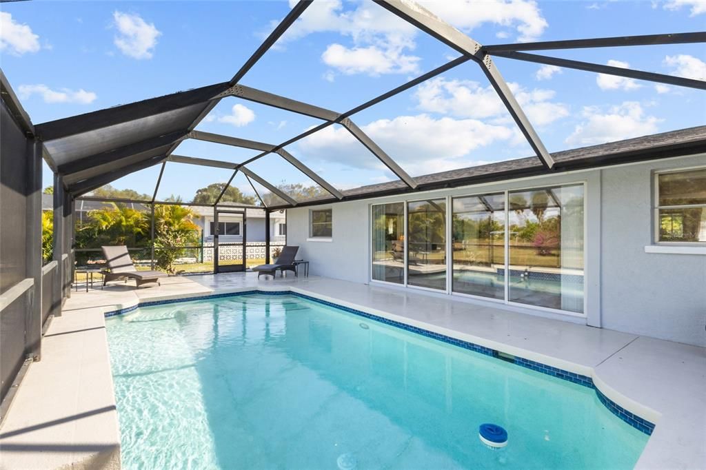 For Sale: $469,900 (2 beds, 2 baths, 1299 Square Feet)