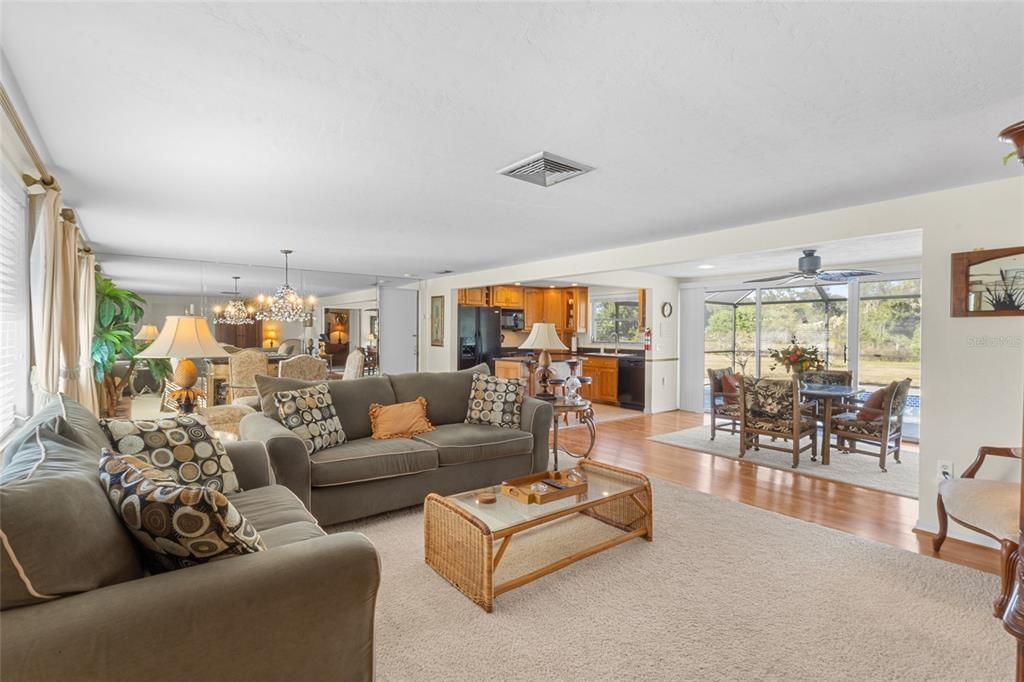 For Sale: $469,900 (2 beds, 2 baths, 1299 Square Feet)