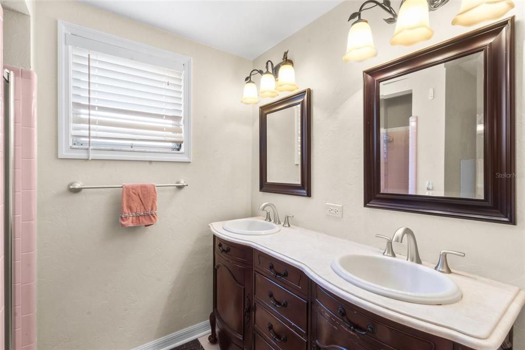 For Sale: $469,900 (2 beds, 2 baths, 1299 Square Feet)