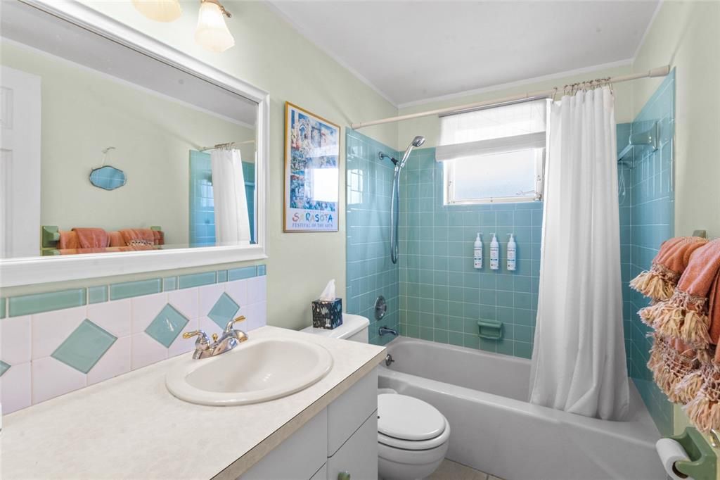 For Sale: $469,900 (2 beds, 2 baths, 1299 Square Feet)