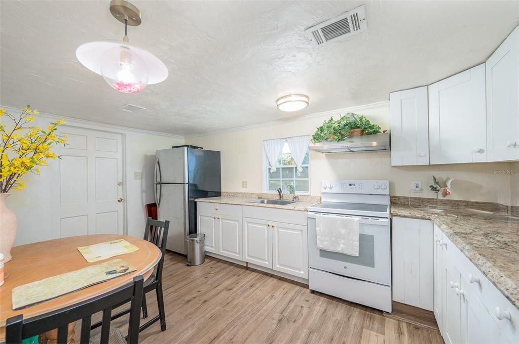 For Sale: $260,000 (3 beds, 2 baths, 758 Square Feet)