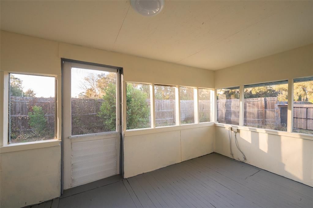 For Sale: $260,000 (3 beds, 2 baths, 758 Square Feet)