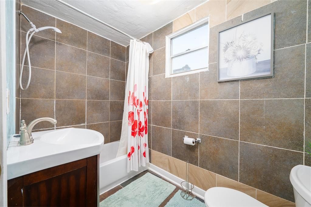 For Sale: $260,000 (3 beds, 2 baths, 758 Square Feet)