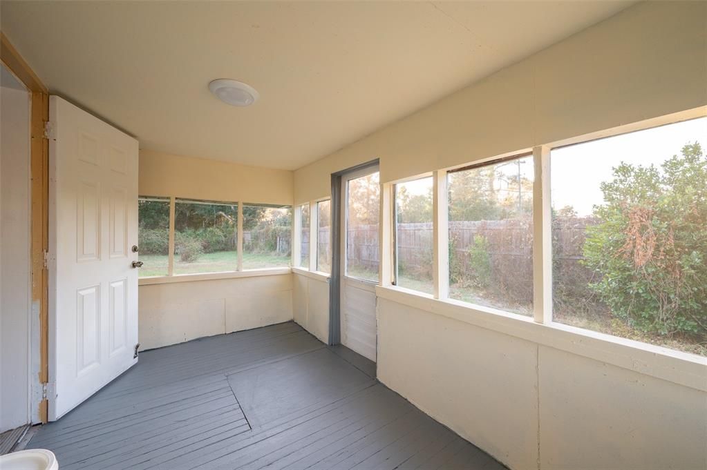 For Sale: $260,000 (3 beds, 2 baths, 758 Square Feet)