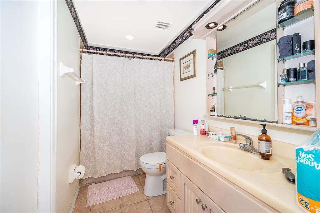 Activo con contrato: $389,500 (3 camas, 2 baños, 1694 Pies cuadrados)