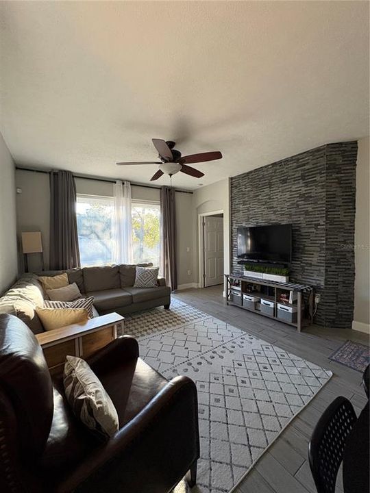 For Sale: $225,000 (2 beds, 2 baths, 1117 Square Feet)