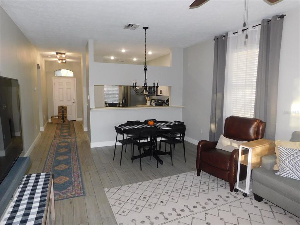 For Sale: $225,000 (2 beds, 2 baths, 1117 Square Feet)