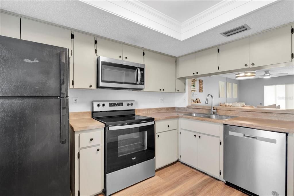 For Sale: $173,000 (2 beds, 2 baths, 1054 Square Feet)