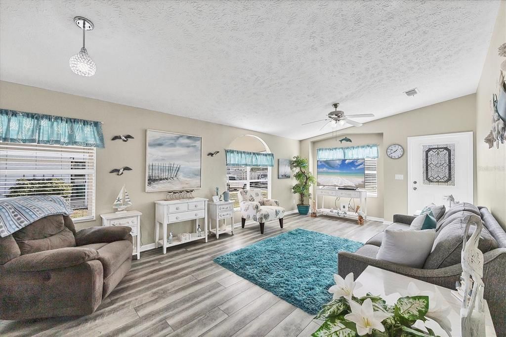 For Sale: $199,900 (2 beds, 2 baths, 1134 Square Feet)