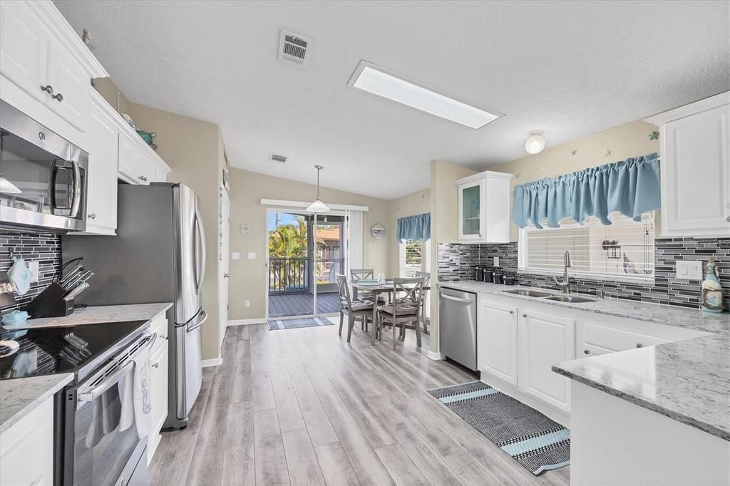 For Sale: $199,900 (2 beds, 2 baths, 1134 Square Feet)