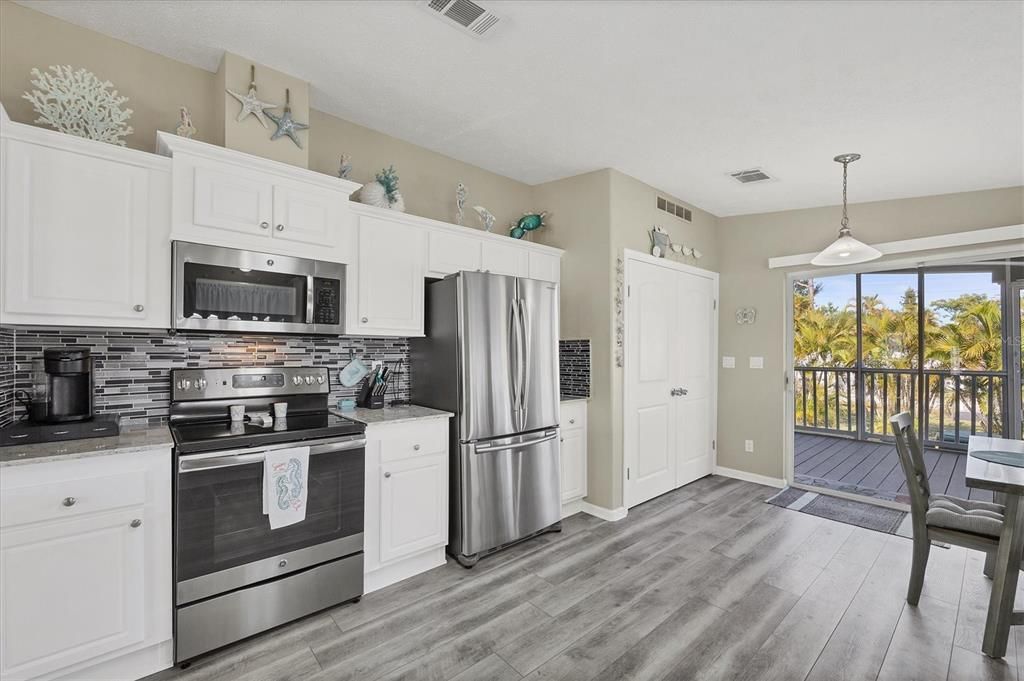 For Sale: $199,900 (2 beds, 2 baths, 1134 Square Feet)