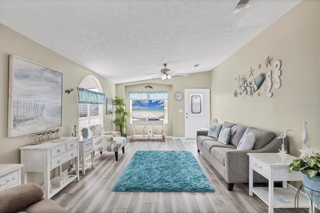 For Sale: $199,900 (2 beds, 2 baths, 1134 Square Feet)