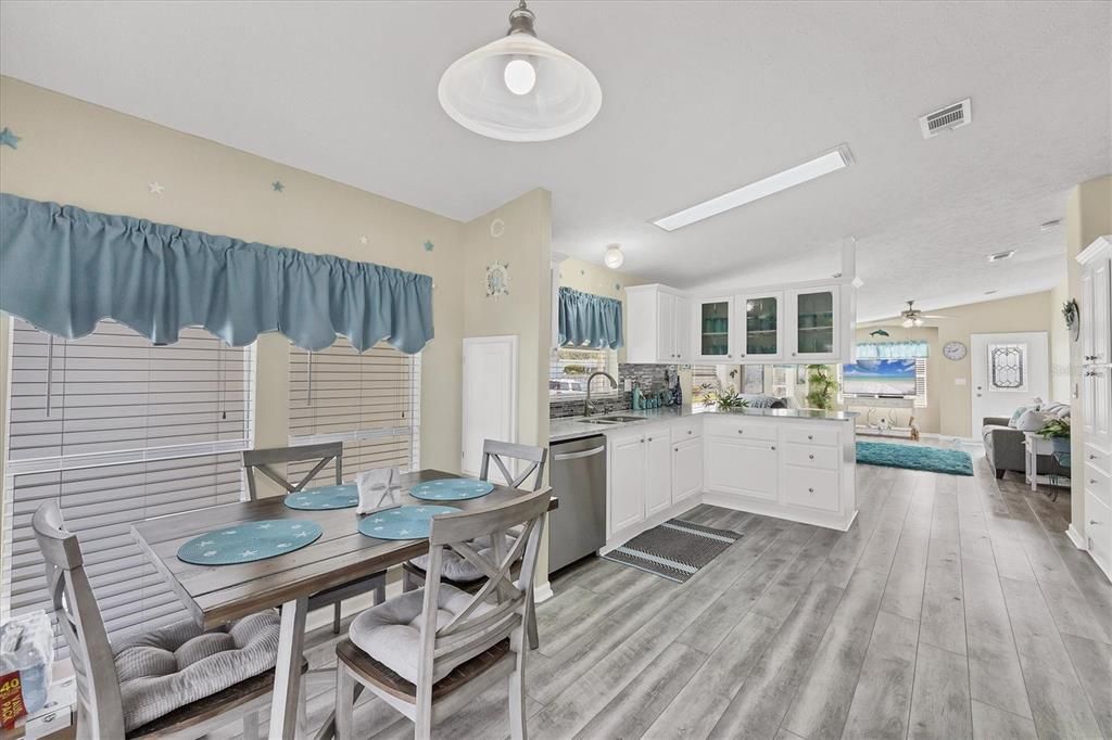 For Sale: $199,900 (2 beds, 2 baths, 1134 Square Feet)