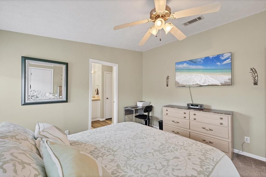 For Sale: $199,900 (2 beds, 2 baths, 1134 Square Feet)