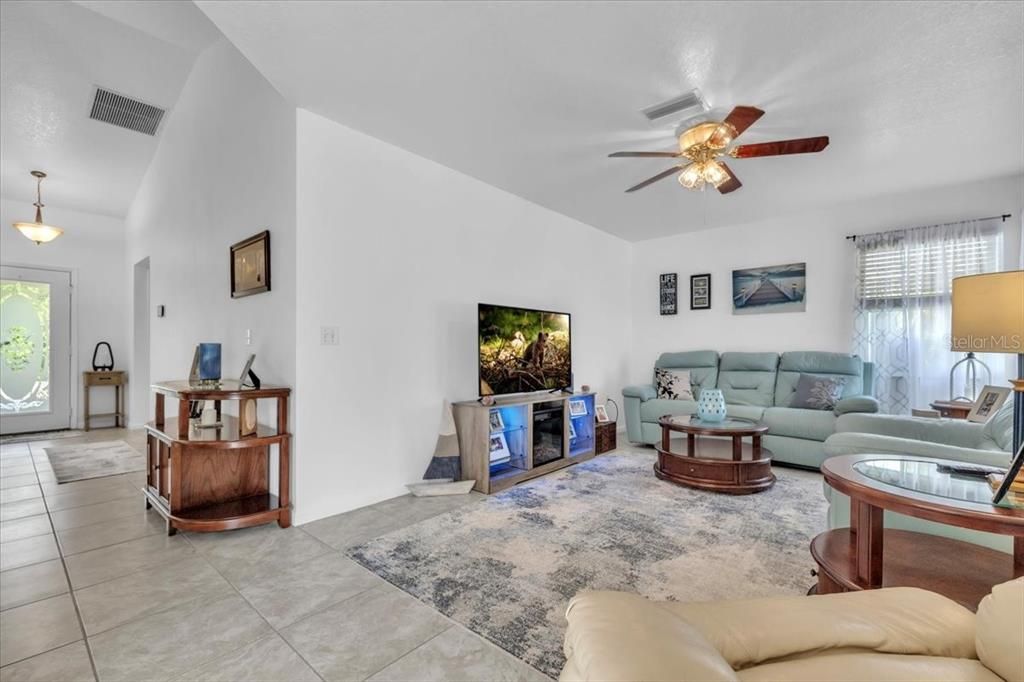 Active With Contract: $324,900 (3 beds, 2 baths, 1354 Square Feet)