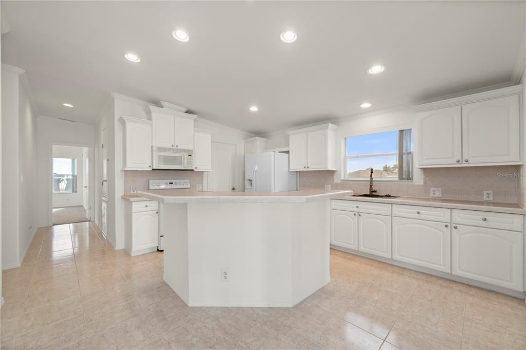 For Sale: $322,500 (2 beds, 2 baths, 1620 Square Feet)