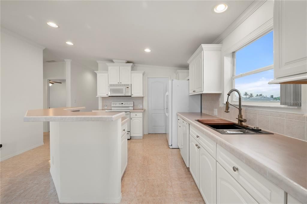 For Sale: $322,500 (2 beds, 2 baths, 1620 Square Feet)