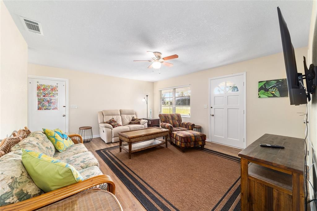 For Sale: $205,000 (2 beds, 1 baths, 816 Square Feet)