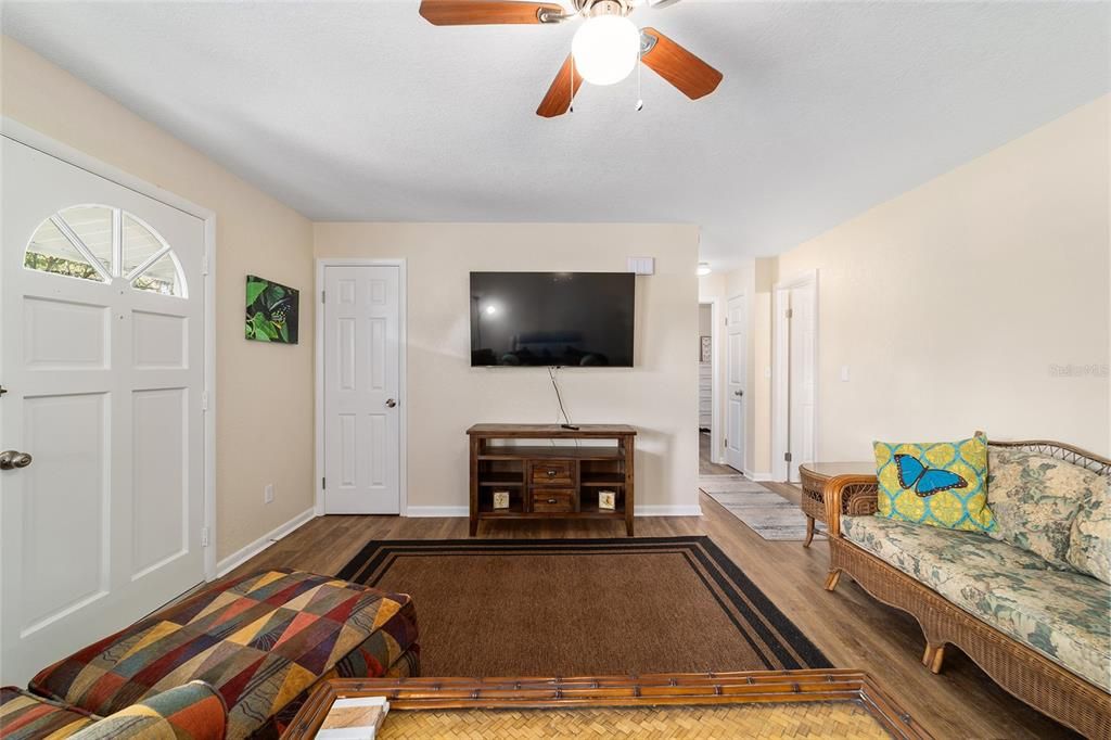 For Sale: $205,000 (2 beds, 1 baths, 816 Square Feet)