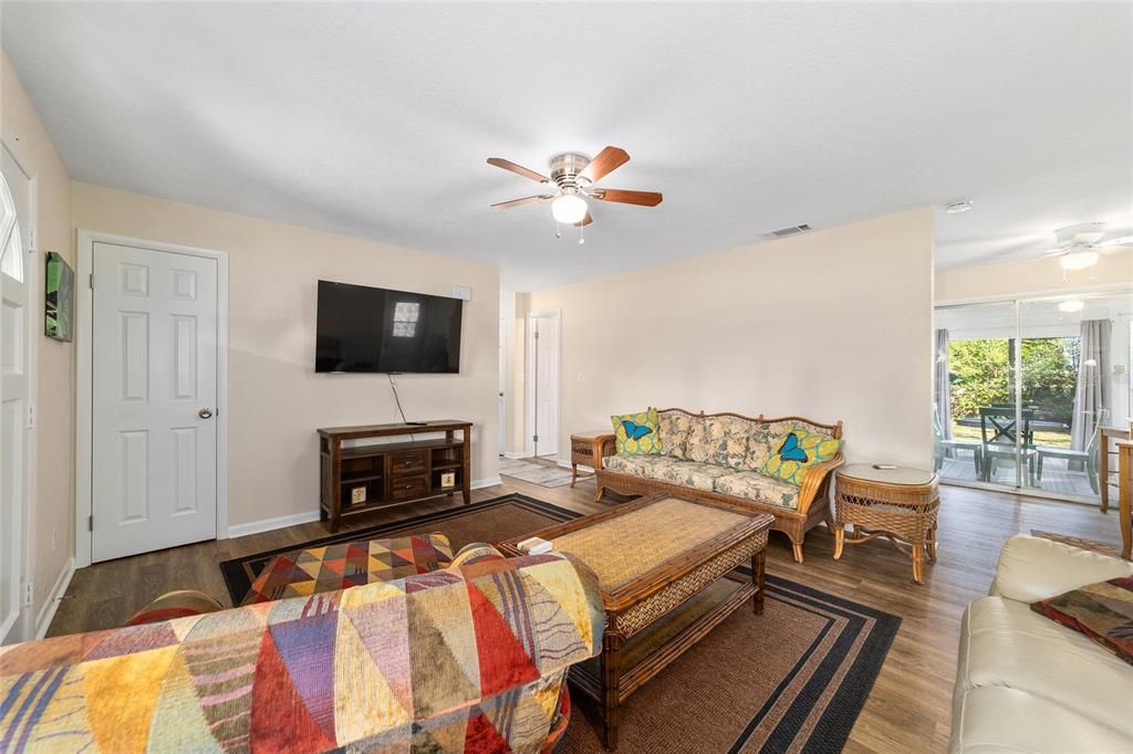 For Sale: $205,000 (2 beds, 1 baths, 816 Square Feet)