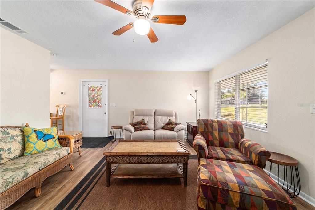 For Sale: $205,000 (2 beds, 1 baths, 816 Square Feet)