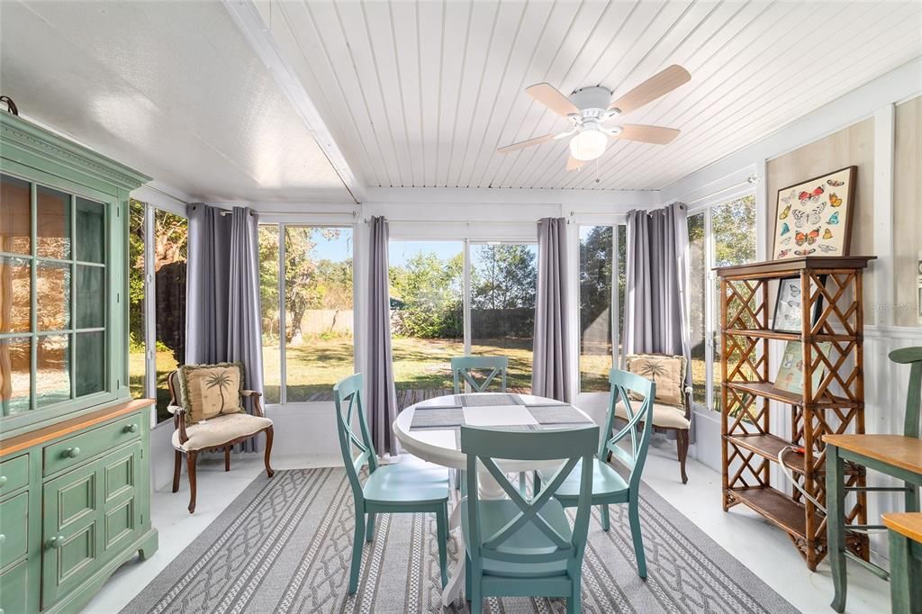 For Sale: $205,000 (2 beds, 1 baths, 816 Square Feet)