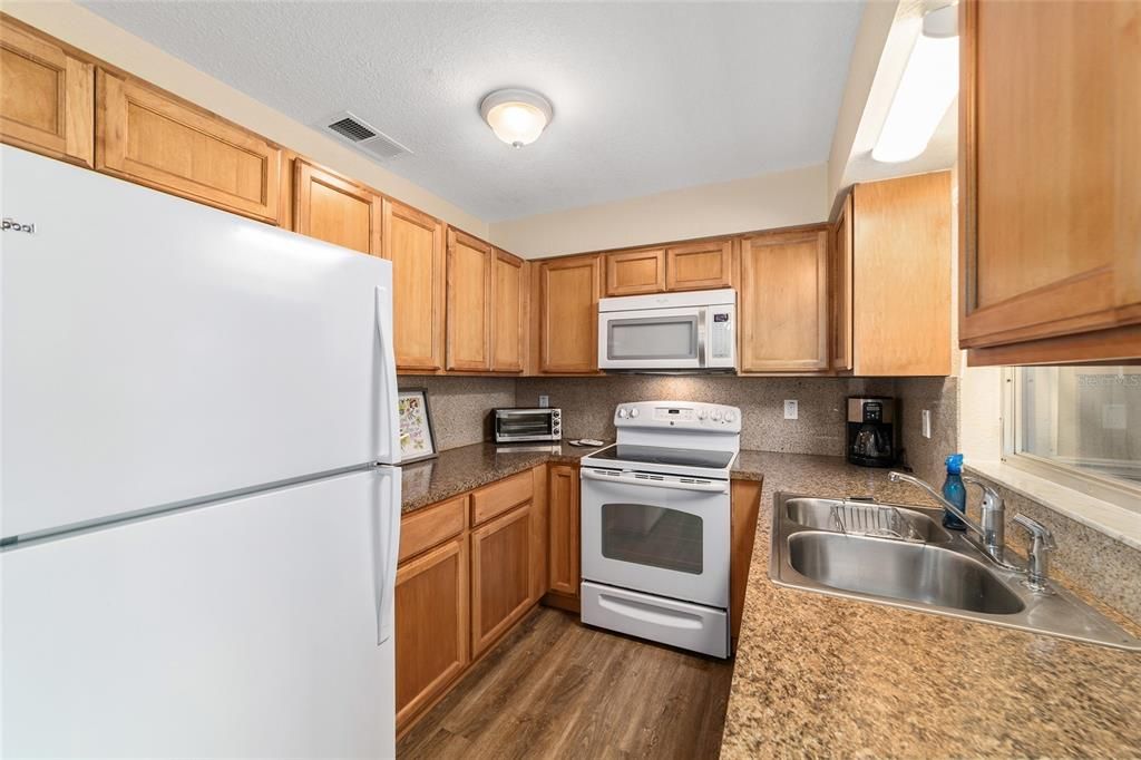 For Sale: $205,000 (2 beds, 1 baths, 816 Square Feet)