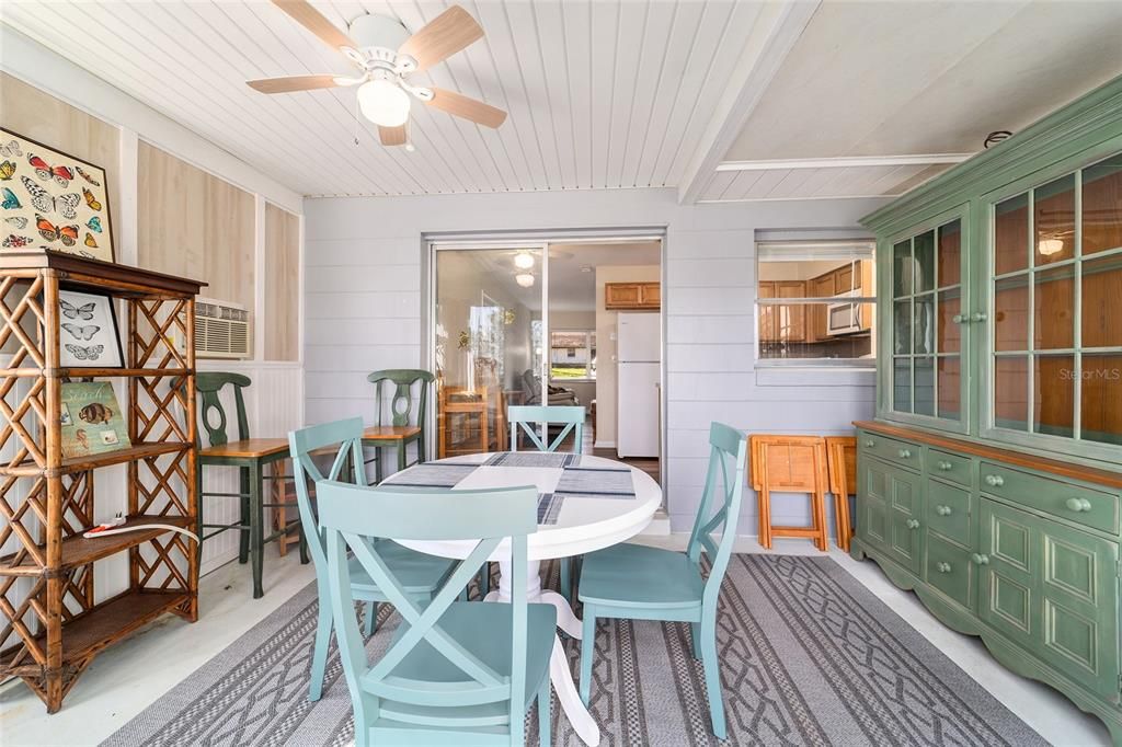 For Sale: $205,000 (2 beds, 1 baths, 816 Square Feet)