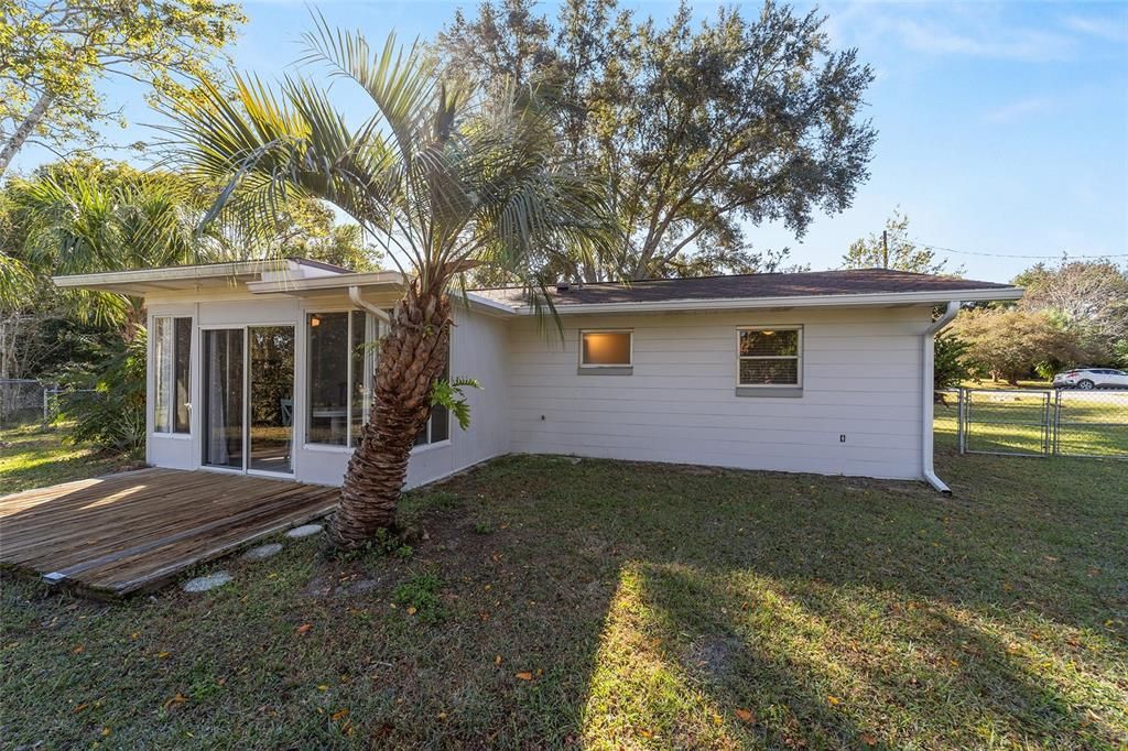 For Sale: $205,000 (2 beds, 1 baths, 816 Square Feet)