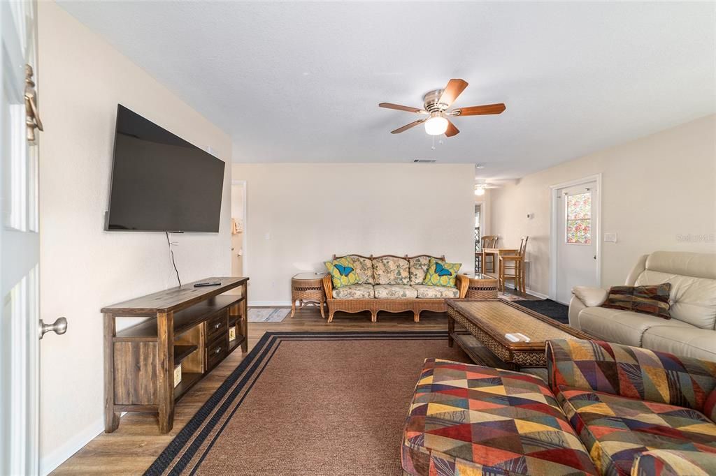 For Sale: $205,000 (2 beds, 1 baths, 816 Square Feet)