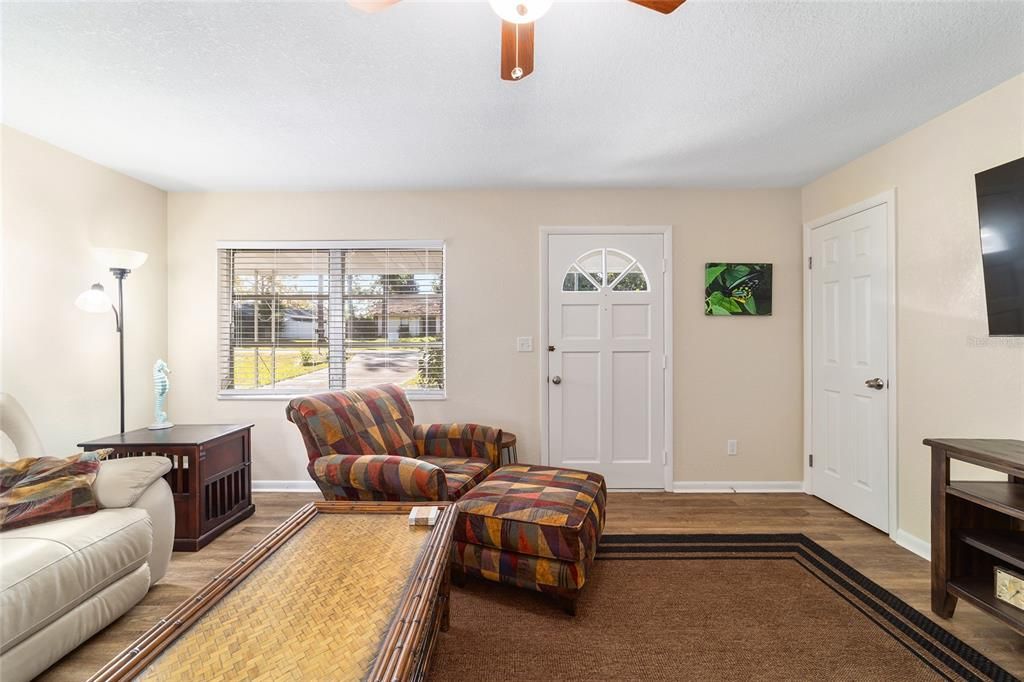 For Sale: $205,000 (2 beds, 1 baths, 816 Square Feet)