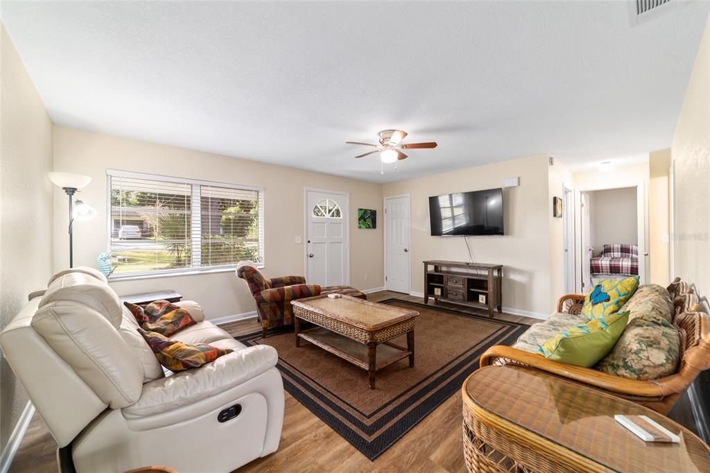 For Sale: $205,000 (2 beds, 1 baths, 816 Square Feet)