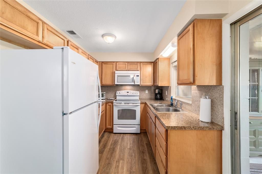 For Sale: $205,000 (2 beds, 1 baths, 816 Square Feet)