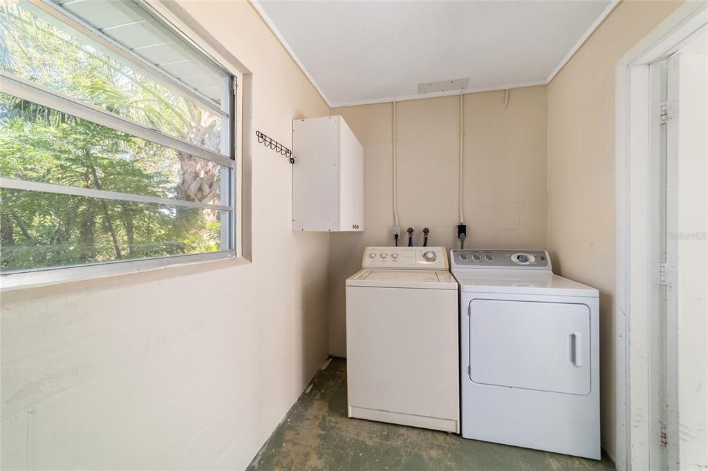 For Sale: $205,000 (2 beds, 1 baths, 816 Square Feet)