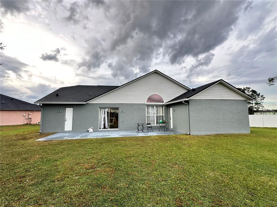 For Rent: $2,075 (4 beds, 2 baths, 1991 Square Feet)