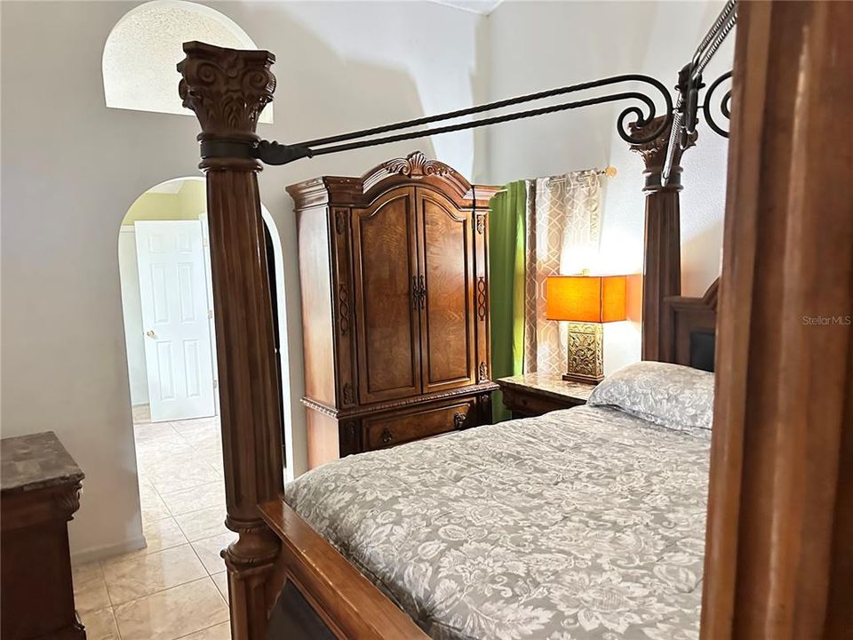 For Rent: $2,075 (4 beds, 2 baths, 1991 Square Feet)