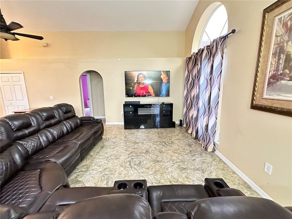 For Rent: $2,075 (4 beds, 2 baths, 1991 Square Feet)