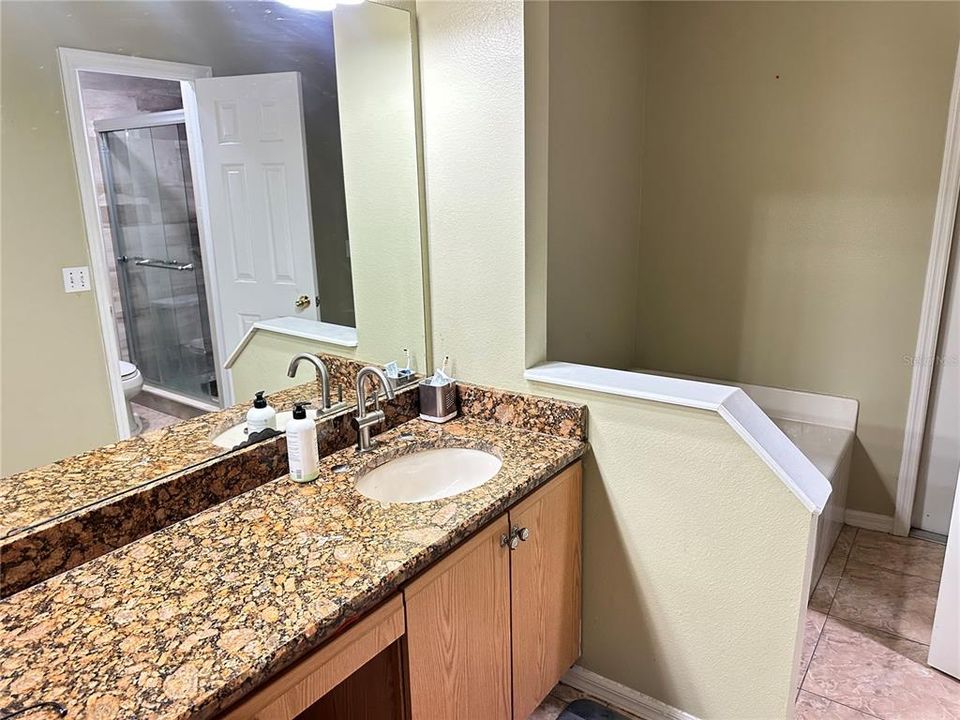 For Rent: $2,075 (4 beds, 2 baths, 1991 Square Feet)