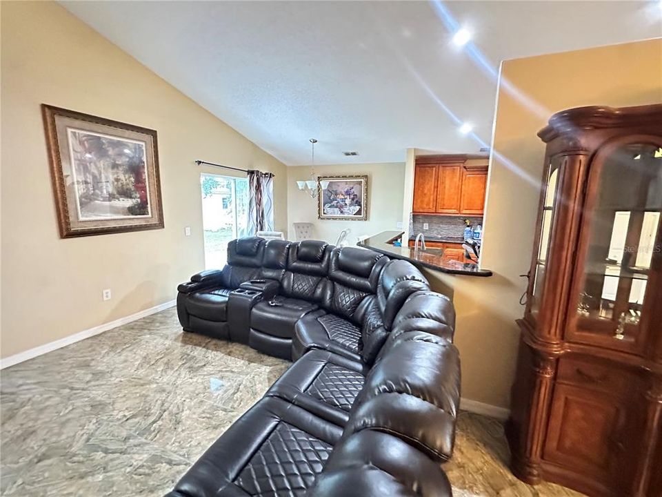 For Rent: $2,075 (4 beds, 2 baths, 1991 Square Feet)