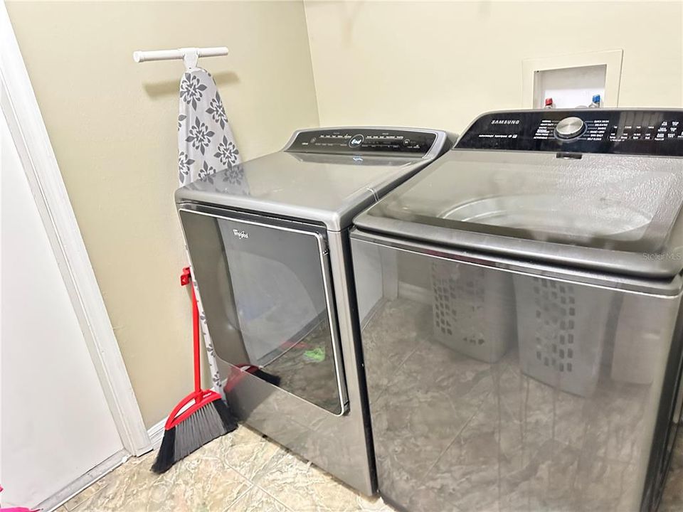 For Rent: $2,075 (4 beds, 2 baths, 1991 Square Feet)