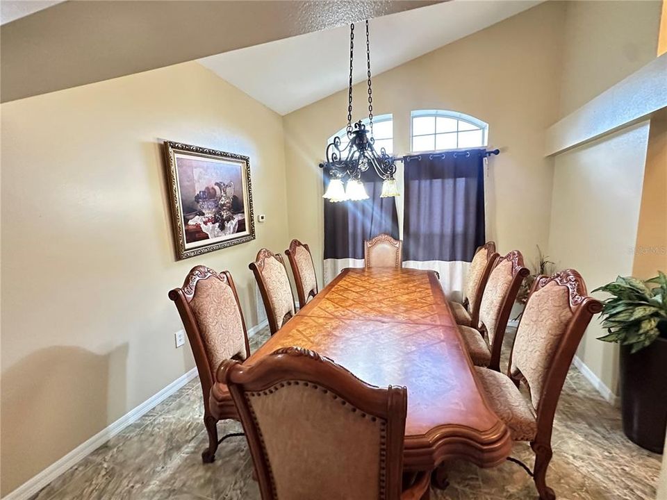 For Rent: $2,075 (4 beds, 2 baths, 1991 Square Feet)