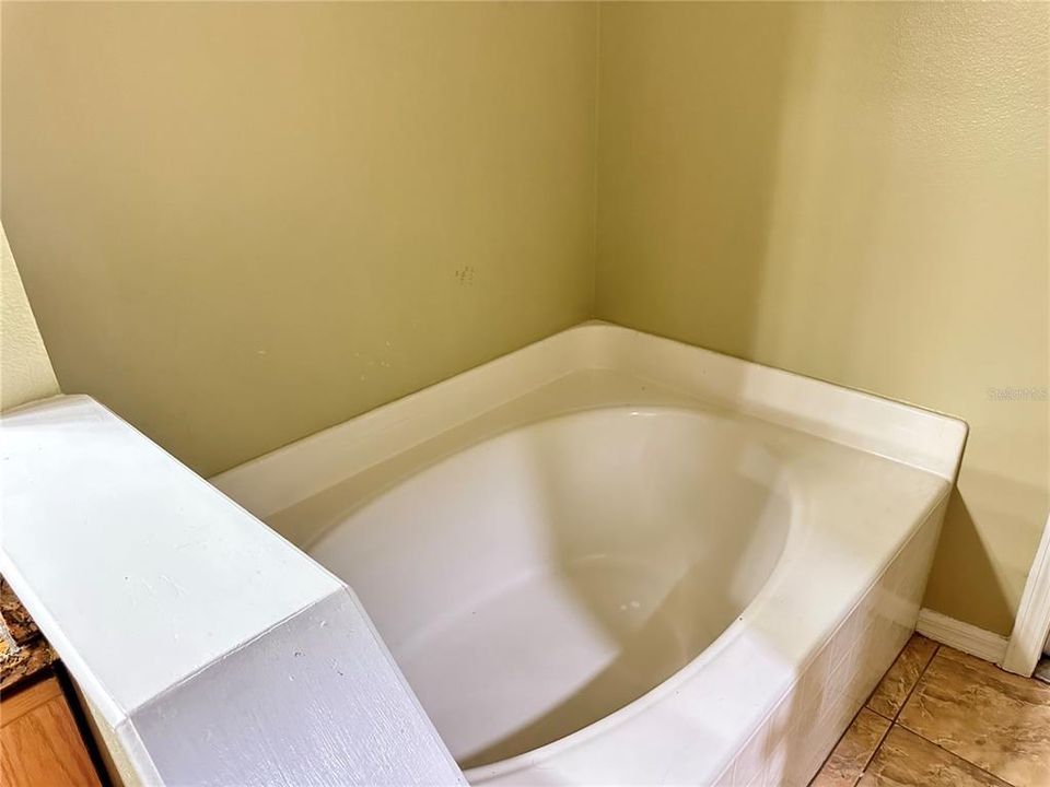 For Rent: $2,075 (4 beds, 2 baths, 1991 Square Feet)